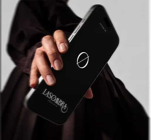 Celular com a capa digital de LASOMBRA na tela